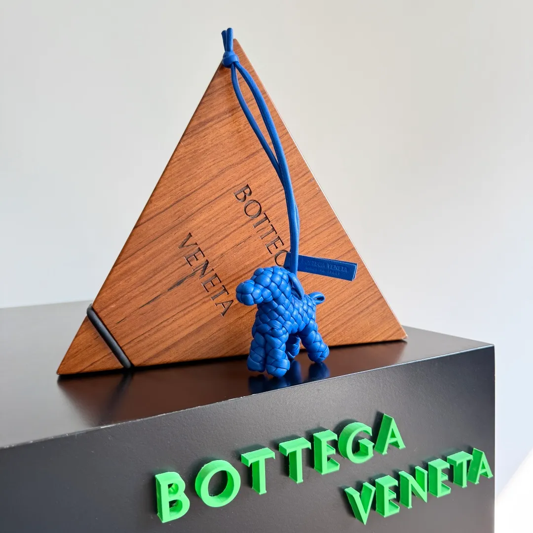 Batch 540 BOTTEGA VENETA2025 new puppy-shaped pendant braided puppy is now online😎The leather braided puppy-shaped pendant can be hung on any handbag, and it is as cute, delicate and colorful as it matches with a bag. Cute and cute, it will touch your heart at any time. It can be hung on bags or keychains. Who can resist such a cute puppy? Style number: 807068